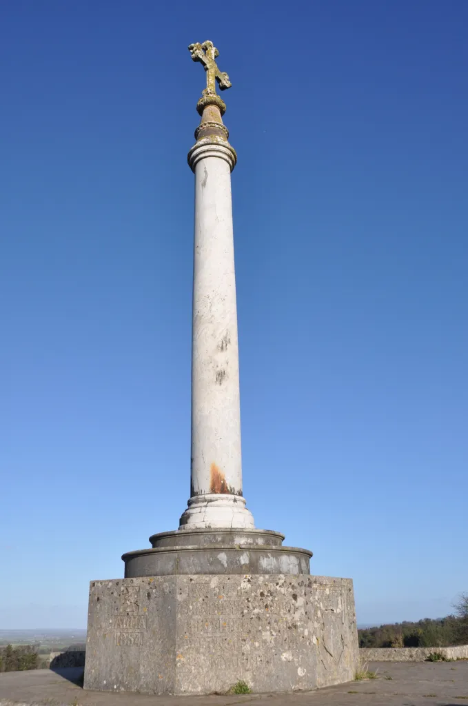The Lord Wantage memorial cross on the Ridgeway against a clear blue sky