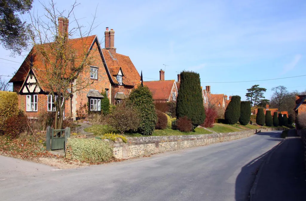 The main street through East Lockinge with brick cottages